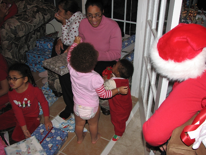 Xmas_2008_083.JPG - Kyra showing Mikayla the ropes.  Proud momma Kelly looks on...under the hat :-)