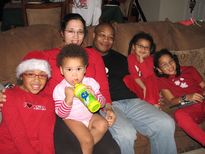 Xmas_2008_107.JPG - Aww...The Houston family in repose...I just noticed Kyra's subtle hint for me to make sure the shot came out perfect.