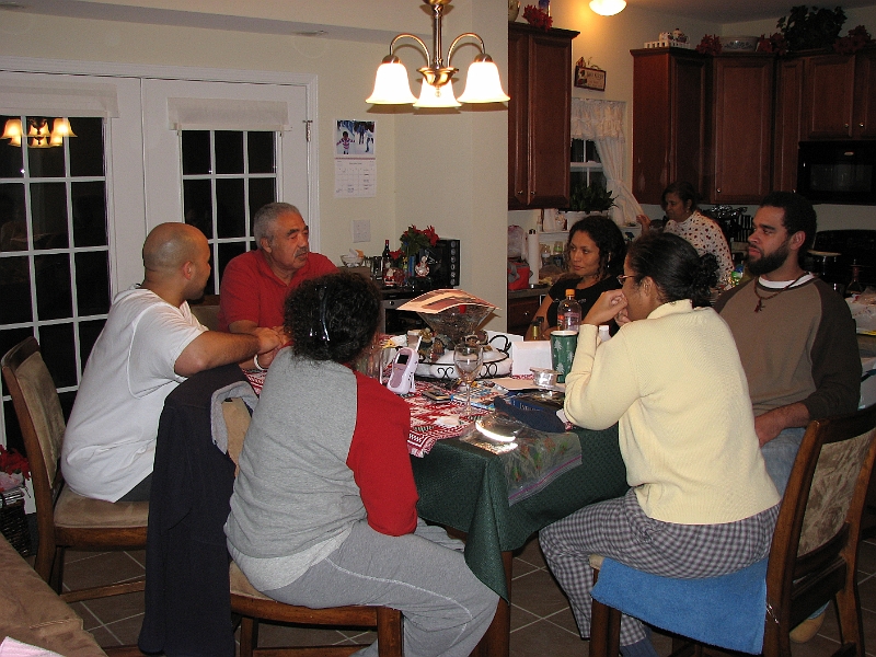 Xmas_2008_160.JPG - Shortridges and Kareem's clan arrive from New Jersey and California, respectively.  Houston clan is from Maryland.  With us from Boston, it's a darn near National Gathering! :-)