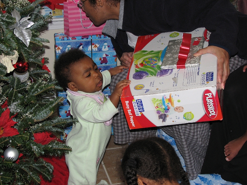 Xmas_2008_199.JPG - Red-and-White box with colors!  Gimmee!!