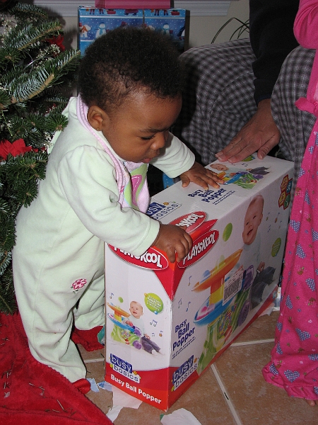 Xmas_2008_209.JPG - Red-and-white box!   Ohh there's SIDES to the Red-and-White box!