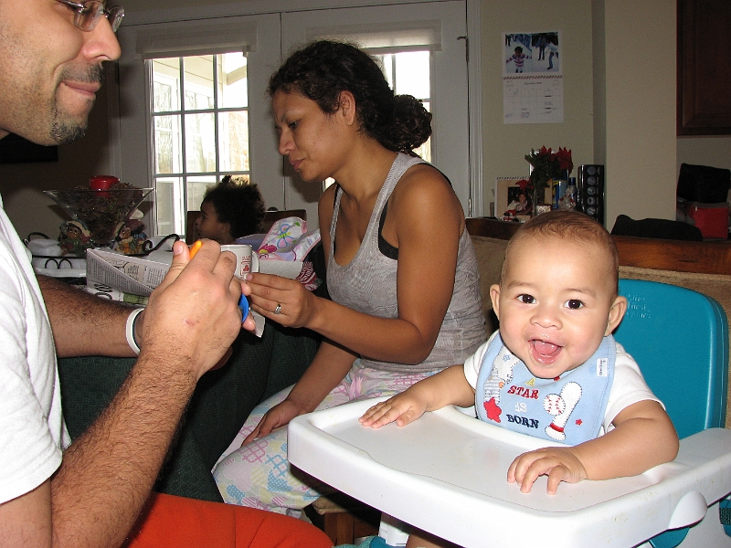 Xmas_2008_252.JPG - Feeding time....yeah!