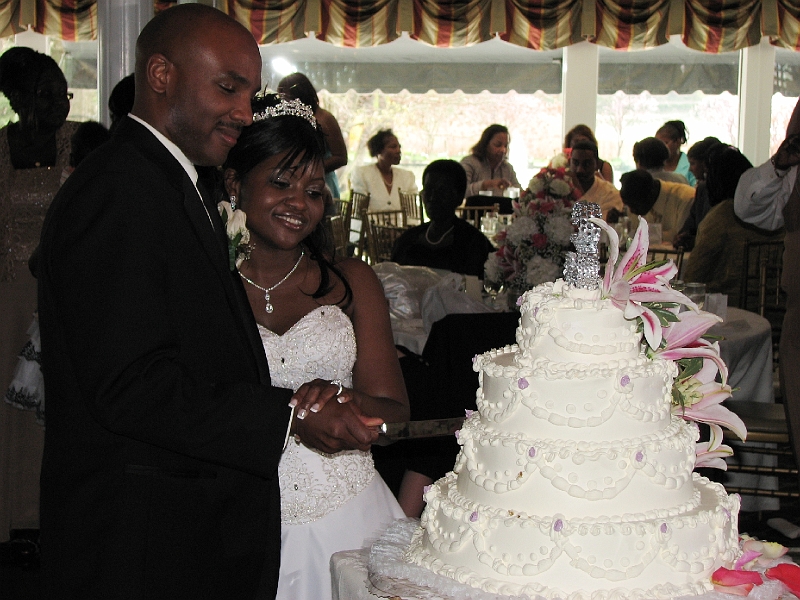 Gweneth_Wedding_114.JPG - Cutting of the cake