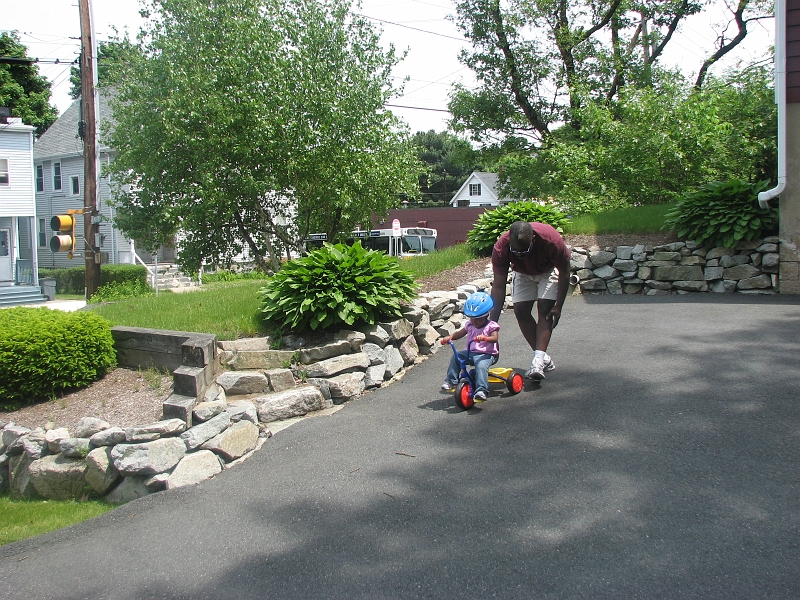 Misc_2009_2010_910.JPG - This is M's first ride on her tricycle from "Nana Ooma".  Uhm...my back wasn't having it...