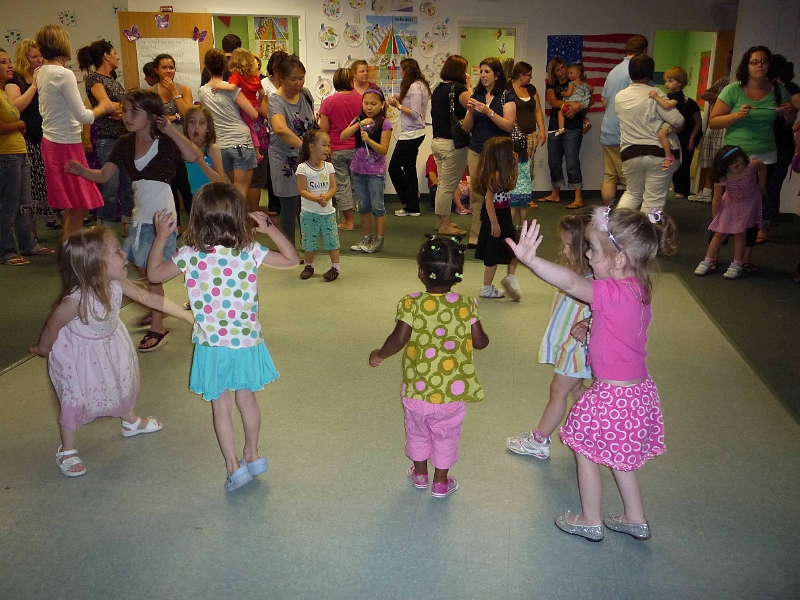 Misc_2009_2010_986.jpg - Family Fun Day at Mikayla's daycare was rained out, so they had it indoors.  M showed them her groovy moves. :-)))
