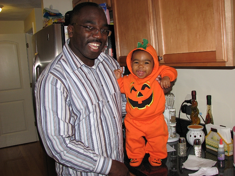 Halloween_Swim_058.JPG - Getting ready to go out for Trick or Treat!