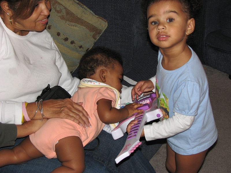 Thanksgiving_2008_117.JPG - Ani showing Mikayla how to play guitar