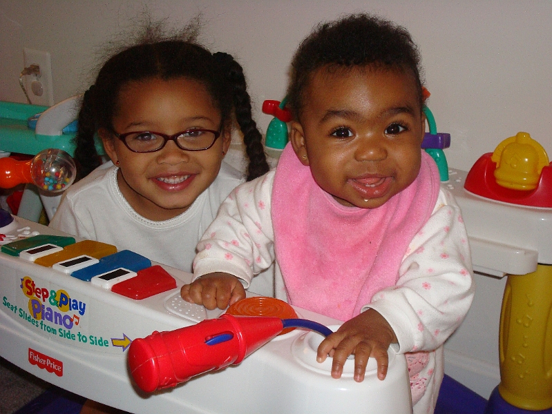 Thanksgiving_2008_125.JPG - Mikayla and Kalani trying out the giant piano entertainment center